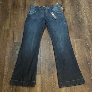 Kut from the Kloth NWT MAGGY Flare size 10